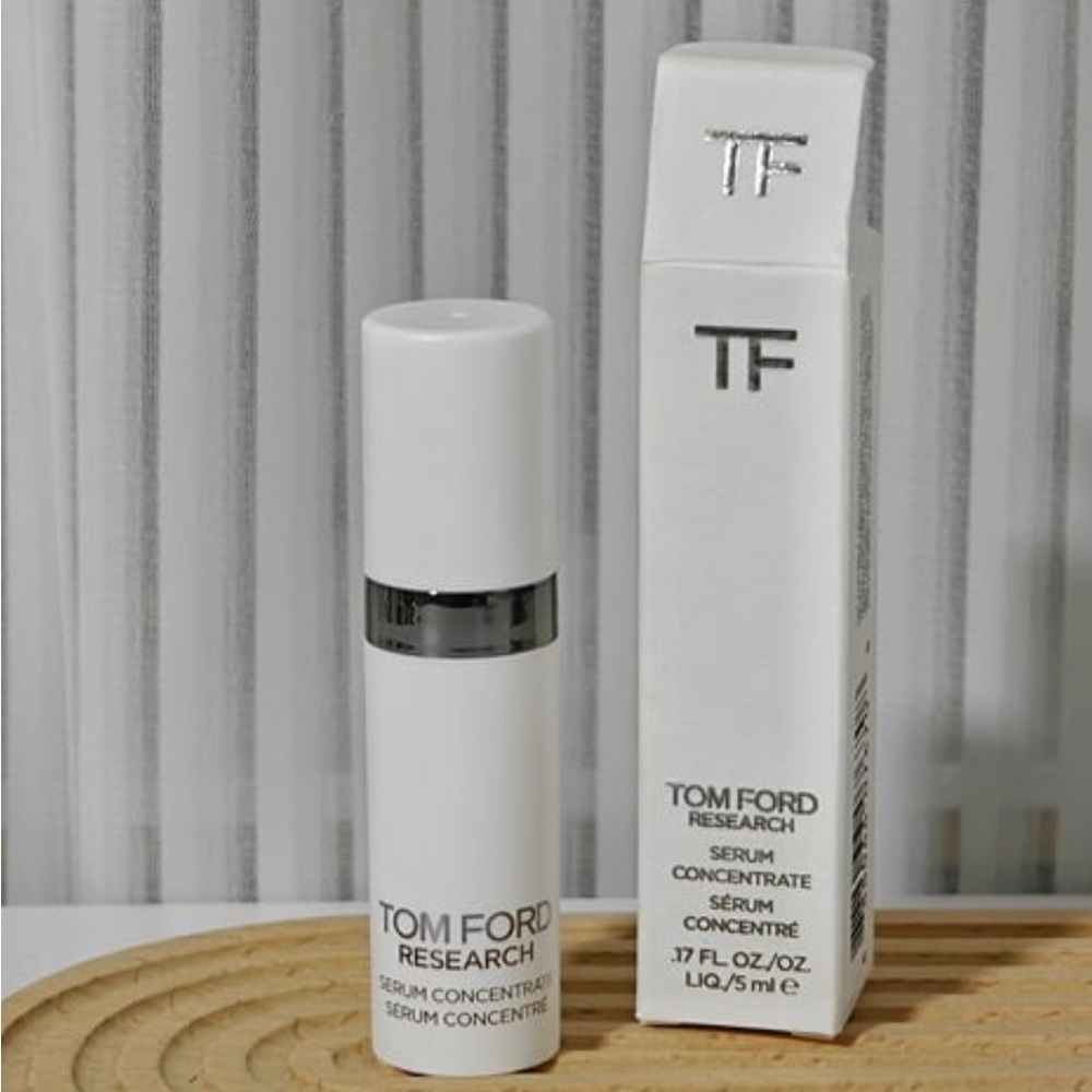 Tom Ford - Research Serum Concentrate |
NIB - 5 mL (The 20 mL is $380)